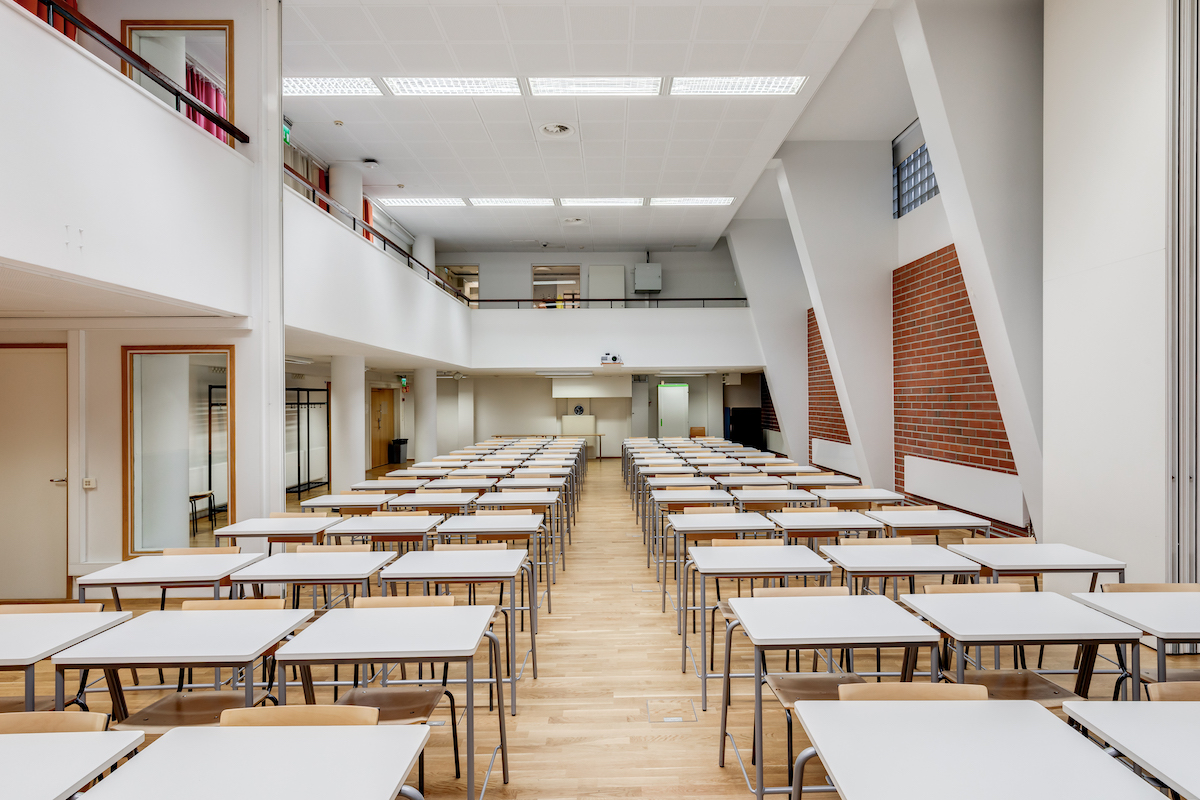 Juhlasali Laivuri — pitkät pöytärivit ja tiiliseinä