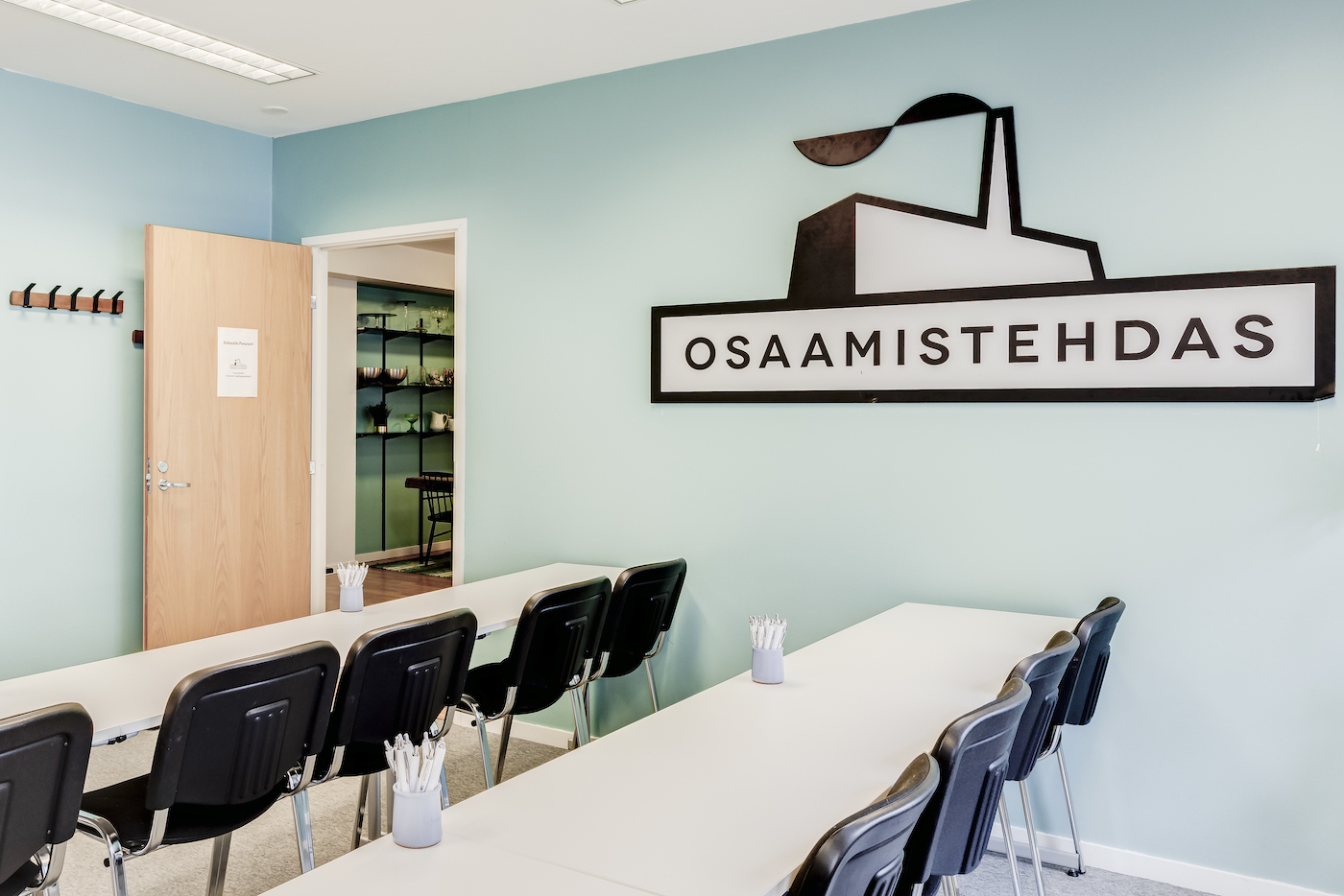 Kokoustila Punavuori — pöydät ja kulku kabinettiin