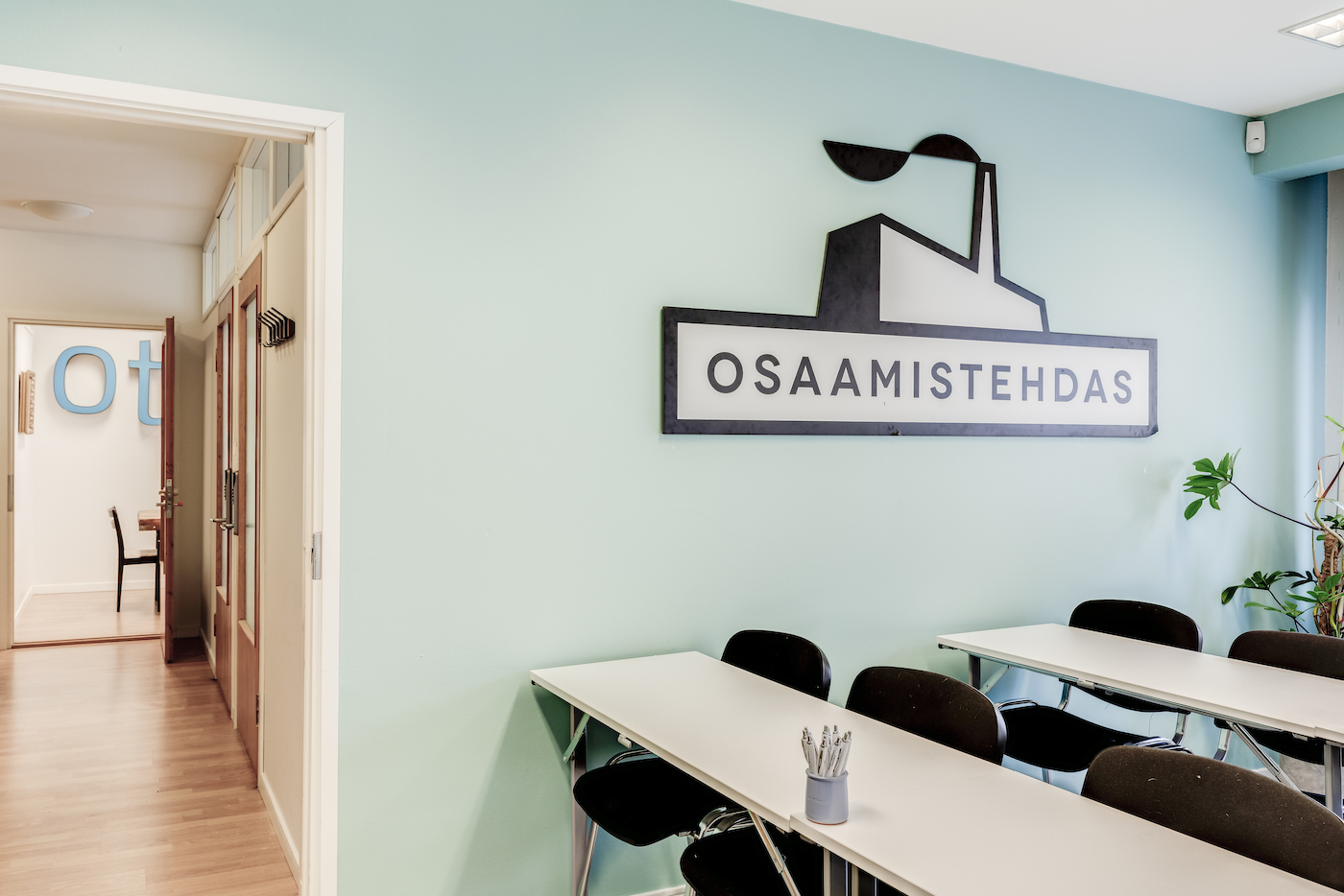 Kokoustila Punavuori — Osaamistehdas-kyltti seinällä