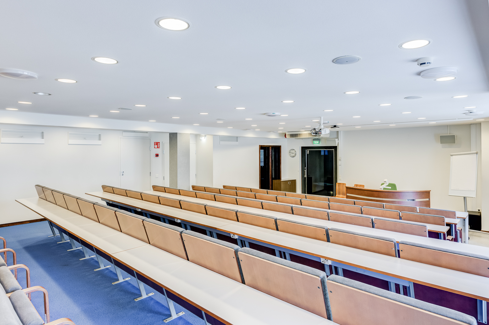 Auditorio Roban penkkirivit ja pöydät