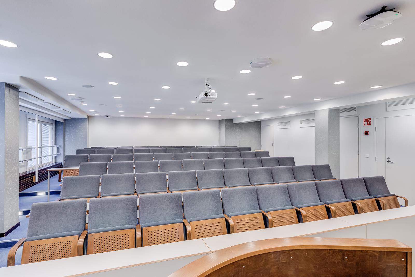 Auditorio Roban istumapaikat ja projektori