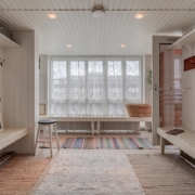 Tunnelmallinen pukuhuone Sauna Pasilassa, Messukeskuksen naapurissa.