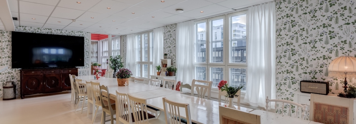 Kokoustila ja oleskelutila Sauna Pasilassa, Helsingissä.